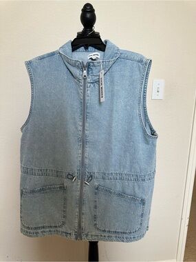 Steve Madden Light Blue Denim Zip-Up Vest. Size Large. NWT